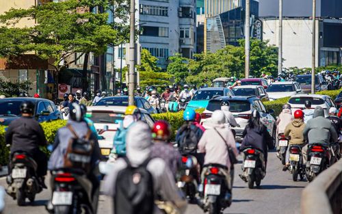 Cầu vượt Ngã Tư Sở ùn tắc hướng về nội đô.