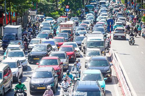 Sáng 25/5, nhiều tuyến phố như Thái Hà, Tây Sơn, Nguyễn Trãi, Lê Văn Lương... ùn tắc. Người dân nhích từng bước dưới cái nắng nóng khoảng 40 độ C.