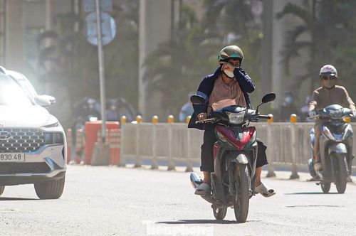 Di chuyển quá lâu dưới trời nắng gắt có thể ảnh hưởng lớn đến sức khỏe.