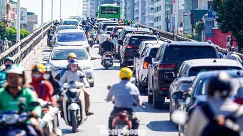 Ken đặc các phương tiện trên cầu vượt nút giao Lê Văn Lương - Láng Hạ.
