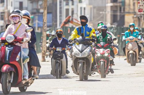 Ngay từ sáng sớm, nắng chói chang, gay gắt với nền nhiệt độ cao bao phủ khắp phố phường Hà Nội. Người dân Thủ đô ra đường cảm nhận rõ rệt không khí oi nóng ngột ngạt, đặc biệt vào giờ cao điểm.