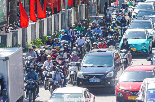 Dưới cái nắng nóng, phố Thái Hà càng trở nên ngột ngạt trong cơn tắc đường đầu giờ sáng.
