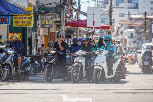 Nhiều người tranh thủ dừng dưới những khu vực có bóng râm trong lúc chờ đèn đỏ để tránh nắng.