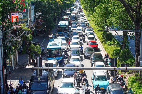Đường Láng ùn tắc kéo dài hàng giờ đồng hồ.