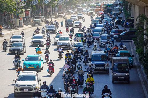 Phương tiện di chuyển vào gần chân đường sắt trên cao để tránh nắng.