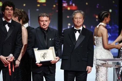 Đạo diễn Cristian Mungiu (thứ hai từ trái sang) đoạt giải Cành cọ vàng cho phim "Fjord", chụp ảnh cùng Park Chan Wook (thứ ba từ trái sang) - chủ tịch ban giám khảo Liên hoan phim Cannes lần thứ 79, trên sân khấu trong lễ bế mạc liên hoan phim tại Cannes, Pháp. Ảnh: Reuters-Yonhap.
