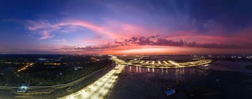 Một góc đô thị Vinhomes Green Paradise Cần Giờ với những trục đại lộ sáng rực lúc bình minh, đầu tháng 5/2026 - Ảnh: DNCC