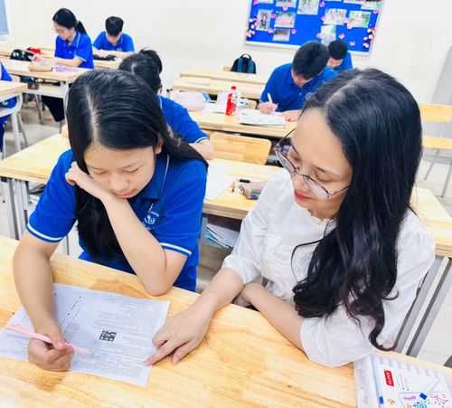 Cô giáo đến từng bàn học sinh để sửa bài, căn dặn các em từng điều nhỏ nhặt chuẩn bị cho kỳ thi.