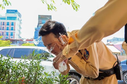 Các cán bộ, chiến sĩ dùng nước để làm ướt mặt tránh nóng.