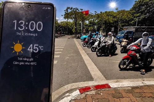 Nắng nóng kéo dài từ sáng sớm đến chiều muộn khiến không khí ngoài trời luôn trong tình trạng ngột ngạt. Thời tiết Hà Nội ghi nhận có nơi trên 40 độ C.