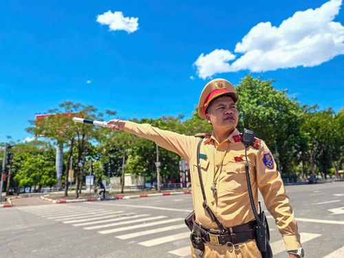 Phải đứng hàng giờ giữa trời nắng nóng, những chiếc áo vàng đẫm mồ hôi, gương mặt rám nắng đã trở thành hình ảnh quen thuộc của lực lượng CSGT Thủ đô.