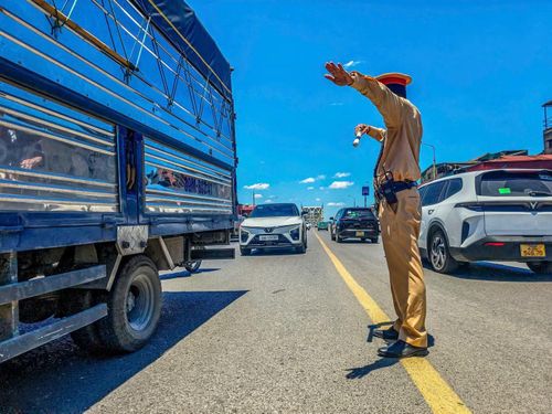 Dù thời tiết như "chảo lửa", song trên các tuyến giao thông huyết mạch, lực lượng Cảnh sát giao thông vẫn kiên trì bám trụ, thực hiện nhiệm vụ phân luồng, điều tiết giao thông, chống ùn tắc và bảo đảm TTATGT.