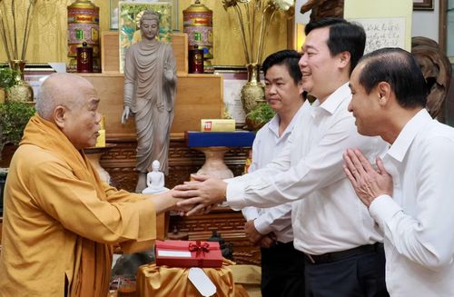 Phó Bí thư Thường trực Thành ủy TPHCM Lê Quốc Phong thăm Hòa thượng Thích Giác Toàn. Ảnh: Hoàng Hùng