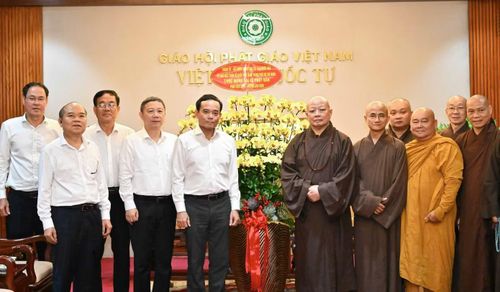 Lãnh đạo TPHCM đến thăm Ban Trị sự GHPG Việt Nam TPHCM. Ảnh: Việt Dũng