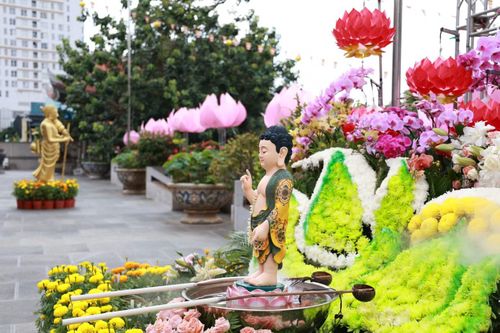 Nhân mùa Đại lễ Phật đản Phật lịch 2570, các cơ sở tự viện trên địa bàn TPHCM thiết trí không gian trang trọng cùng tôn tượng Đức Phật đản sanh để Phật tử, bà con nhân dân đến thực hiện nghi lễ. Ảnh: Ngô Tùng