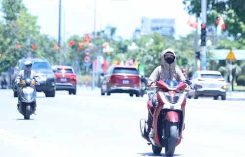 Người dân che kín người khi di chuyển trên các tuyến phố giữa cái nắng như đổ lửa.