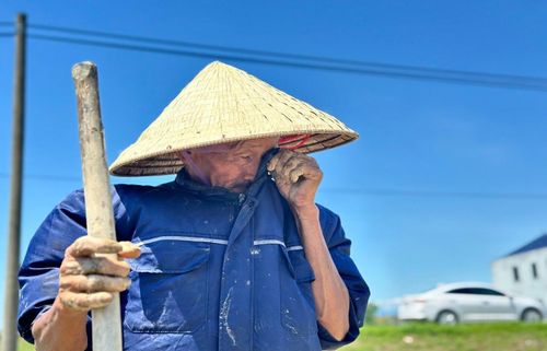 Người dân ra đồng làm việc giữa thời tiết nắng nóng gay gắt đầu hè.
