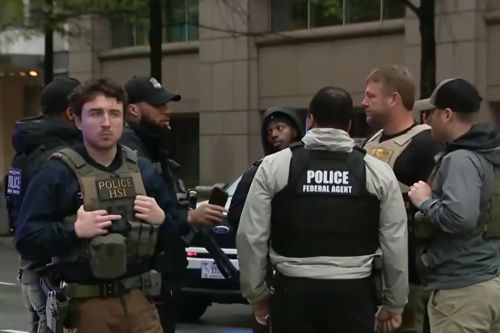 Các nhân viên an ninh Mỹ canh gác gần Nhà Trắng sau vụ xả súng hôm 23/5. Ảnh: CBS News