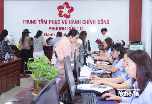 Hoạt động tại Trung tâm Phục vụ hành chính công phường Cửa Lò. Ảnh: Mai Hoa