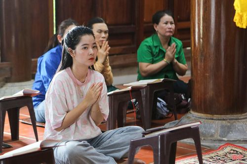 Chị Dương Thị Nhung tham gia các hoạt động ý nghĩa tại chùa Cảm Sơn nhân mùa Phật đản 2026.