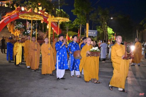 Lễ rước tại Đại lễ Phật đản chùa Cảm Sơn (phường Thành Sen). Ảnh: Ban Truyền thông Phật giáo Hà Tĩnh.