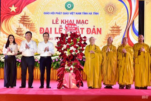 Trong không khí trang nghiêm của chương trình khai mạc tại chùa Cảm Sơn, lãnh đạo tỉnh đã tặng hoa chúc mừng đại lễ tới Ban Trị sự Giáo hội Phật giáo Việt Nam tỉnh Hà Tĩnh.