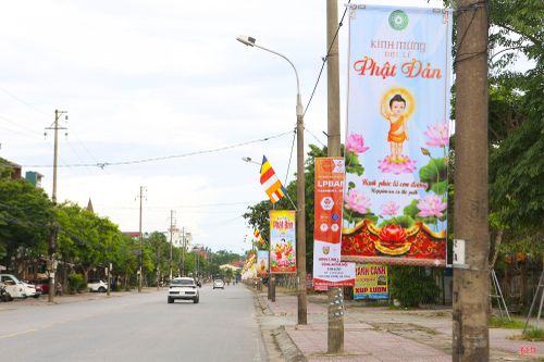Không khí mùa Phật đản rộn ràng trên tuyến phố phường Thành Sen (Hà Tĩnh).