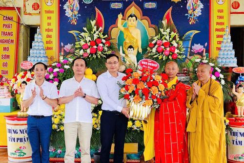 Đại diện lãnh đạo Ban Dân tộc - Tôn giáo tỉnh Hà Tĩnh cùng các địa phương chúc mừng Đại lễ Phật đản tại một số chùa trên địa bàn tỉnh.