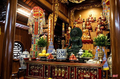 Các phật tử thực hiện thời khóa tụng kinh cầu "Quốc thái, dân an" tại chùa Cảm Sơn nhân mùa Phật đản 2026.