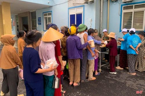 Nhân mùa Phật đản 2026, chùa Tượng Sơn (xã Sơn Giang) tổ chức nấu và phát 300 suất cháo miễn phí cho bệnh nhân nghèo đang điều trị tại Trung tâm Y tế Hương Sơn.