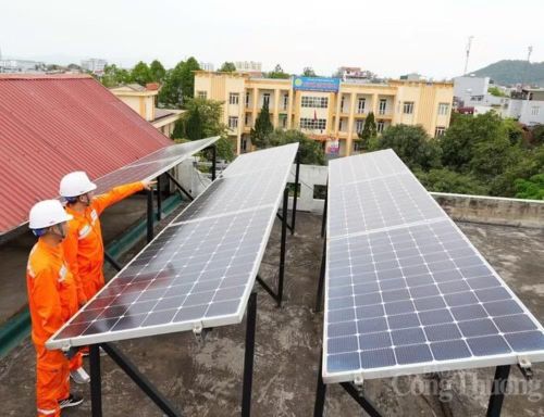 Trong các thời gian cao điểm nắng nóng, nguồn điện mặt trời đóng góp từ 8-10% tổng công suất huy động của hệ thống. (Ảnh: EVN)