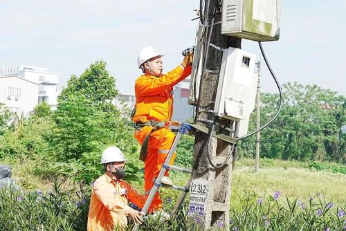 Mặc dù nắng nóng cao điểm, cán bộ EVN vẫn bám tuyến, kiểm tra thiết bị, phát hiện và xử lý kịp thời các nguy cơ sự cố để dòng điện không gián đoạn. (Nguồn: EVN)