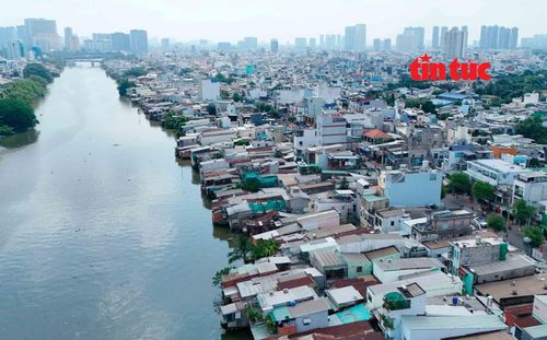 Trên địa bàn phường Chánh Hưng vẫn còn không ít hộ dân sống ven kênh vẫn chưa tiến hành việc di dời nhà.