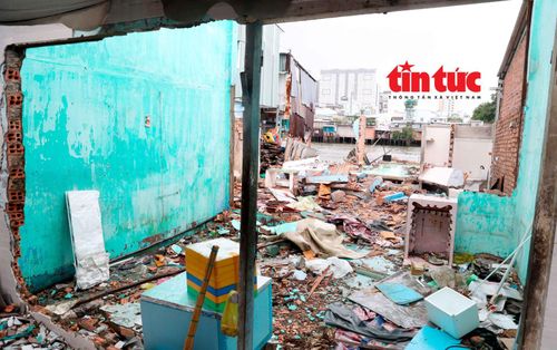 Việc di dời nhà ở ven kênh trên đường Nguyễn Duy (phường Chánh Hưng) được người dân khẩn trương triển khai để kịp tiến độ bàn giao cho đơn vị thi công.