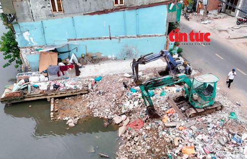 Người dân di dời nhà cửa để thực hiện đề án chỉnh trang đô thị của Thành phố.