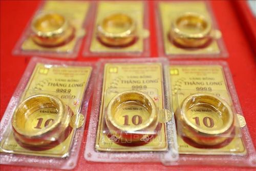 Vàng nhẫn tròn trơn 9999 loại 1 lượng. Ảnh TTXVN