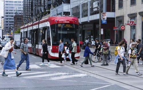 Người dân di chuyển trên đường phố tại Toronto, Ontario, Canada. Ảnh tư liệu: THX/TTXVN