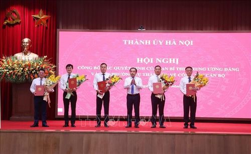 Bí thư Thành ủy Hà Nội Trần Đức Thắng trao các quyết định của Ban Bí thư Trung ương Đảng và Ban Thường vụ thành ủy về công tác cán bộ. Ảnh: Văn Điệp/TTXVN