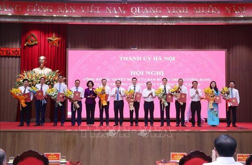 Bí thư Thành ủy Hà Nội Trần Đức Thắng và lãnh đạo Thành phố trao các quyết định và tặng hoa chúc mừng các đồng chí nhận nhiệm vụ mới. Ảnh: Văn Điệp/TTXVN
