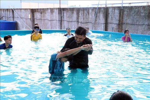Học viên thực hành kỹ năng bơi sinh tồn dưới sự hướng dẫn của giáo viên.