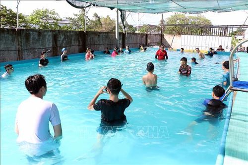 Học sinh tham gia Lớp hướng dẫn kỹ năng bơi sinh tồn sau lễ phát động.