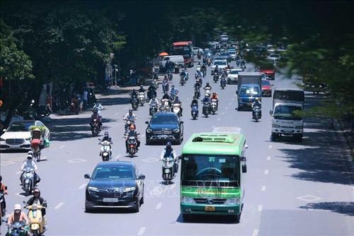 Lúc 11h30', nhiệt độ đo được ngoài trời trên 50 độ C. Ảnh: Hoàng Hiếu/TTXVN