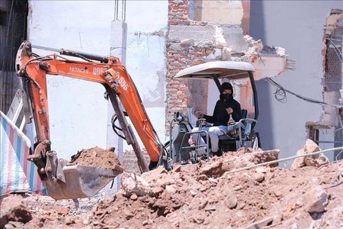 Công nhân làm việc trên công trường xây dựng cầu Trần Hưng Đạo khi nhiệt độ ngoài trời trên 50 độ C. Ảnh: Hoàng Hiếu/TTXVN