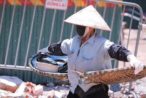 Người lao động vẫn phải chật vật mưu sinh khi nhiệt độ Hà Nội tăng cao. Ảnh: Hoàng Hiếu/TTXVN