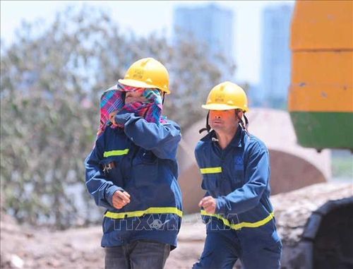 Người lao động phải cố chống chịu nắng nóng khi phải làm việc ngoài trời (ảnh chụp lúc 11h05'). Ảnh: Hoàng Hiếu/TTXVN