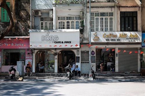 Nhiều quán cà phê vắng khách vì cái nóng oi bức. Ảnh: Phạm Tuấn Anh/TTXVN