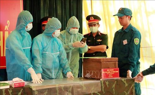 Chụp ảnh phục vụ số hóa hồ sơ hài cốt liệt sĩ.