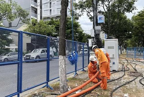 Điện lực Sơn Trà kéo cáp cấp điện cho khu vực khán đài DIFF 2026 dọc đường Trần Hưng Đạo.