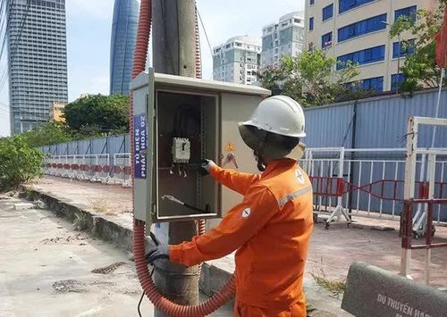 Điện lực Hải Châu lắp đặt mới tủ điện tại khu vực bắn pháo hoa của DIFF 2026.