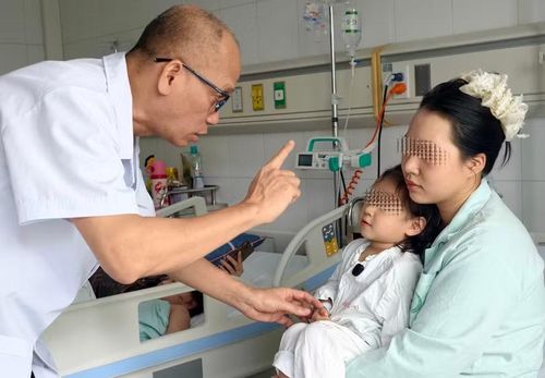 PGS.TS Nguyễn Hồng Hà thăm khám cho người bệnh sau ca phẫu thuật